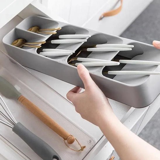 range couvert gris dans mains