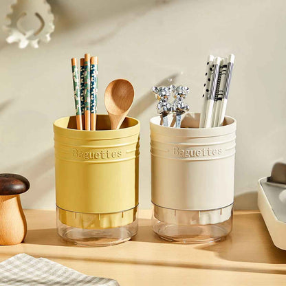 deux couleurs range couvert sur comptoir bois rempli ustensils