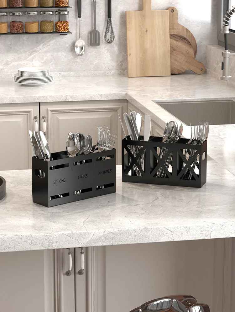deux modeles range couvert dans cuisine sur comptoir