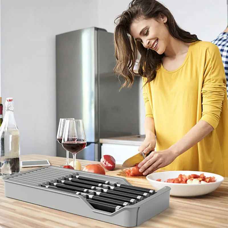 femme cuisine range couvert coupe vin