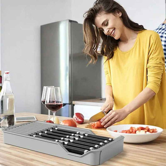 femme cuisine range couvert coupe vin