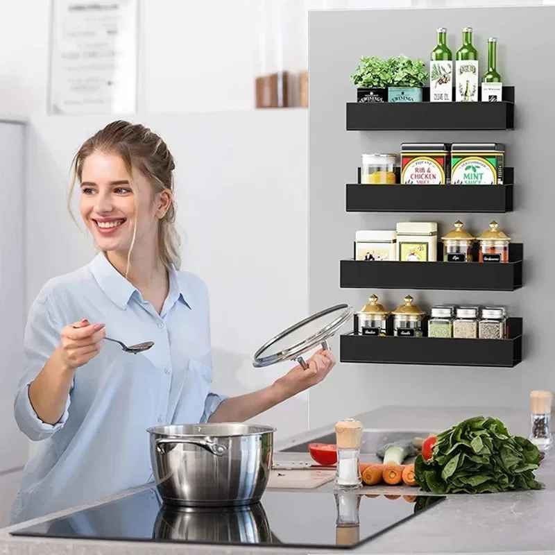 femme dans cuisine qui goute quatre etageres au mur rempli