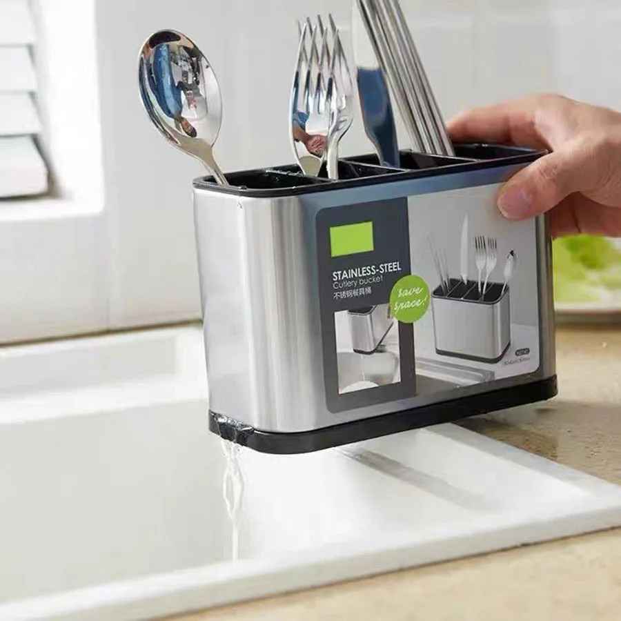 main qui tient range couvert rectangle ustensil dedans