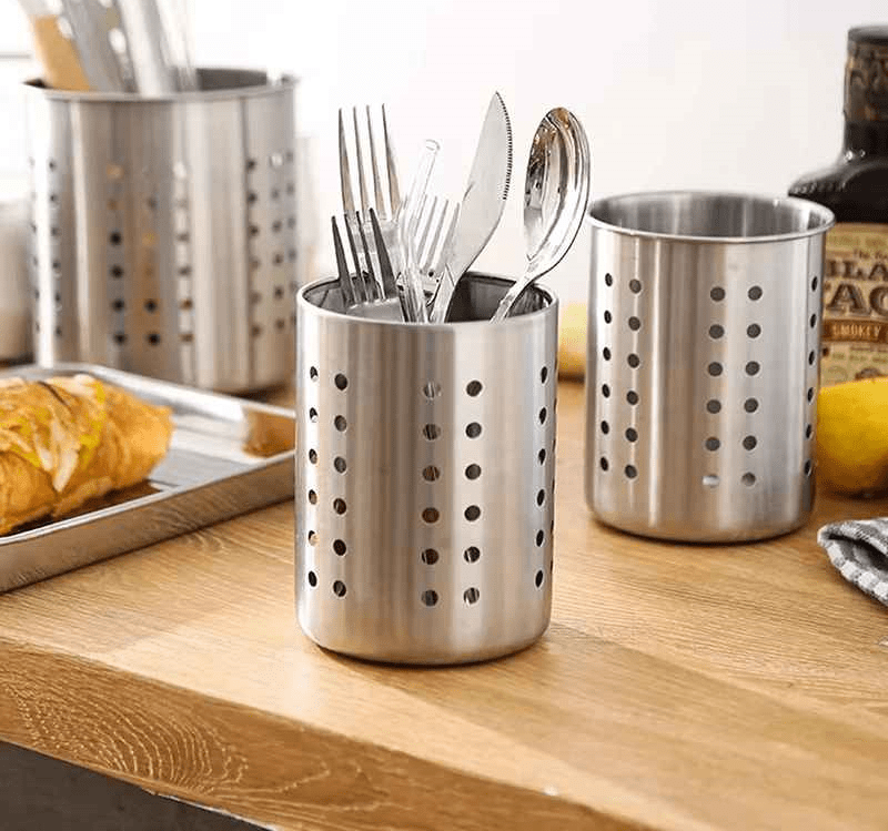 plusieurs range couvert sur comptoir bois