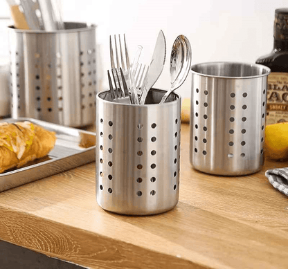 plusieurs range couvert sur comptoir bois