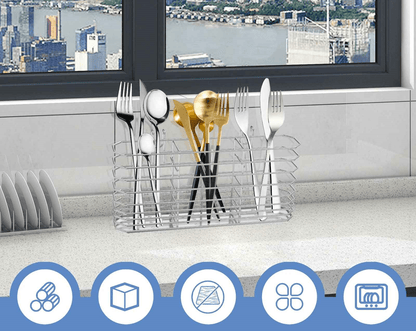 range couvert argent sur comptoir fenetre noire