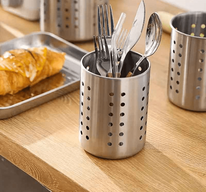 range couvert argent sur comptoir ustensils dedans