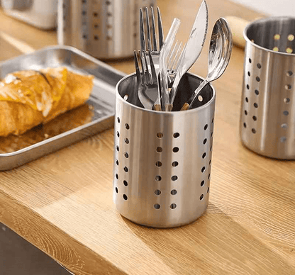 range couvert argent sur comptoir ustensils dedans