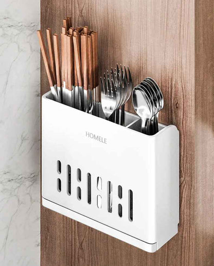 range couvert blanc moyen  sur mur bois batons cuilleres
