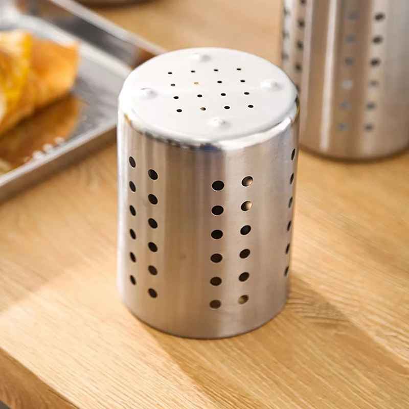 range couvert renverse sur comptoir bois gros plan