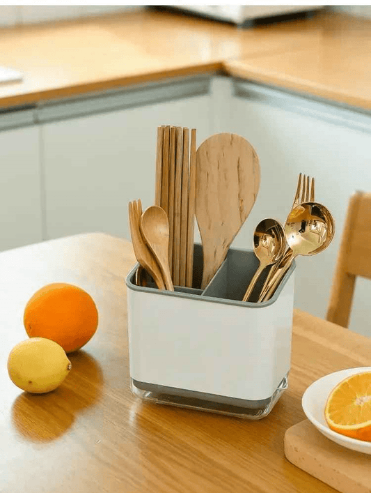 range couvert table bois dans cuisine