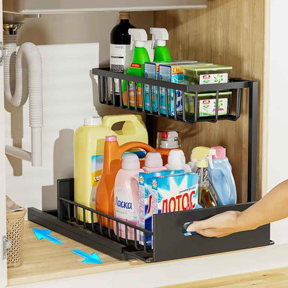 rangement sous evier coulissant noir vue rapprochee main tirant