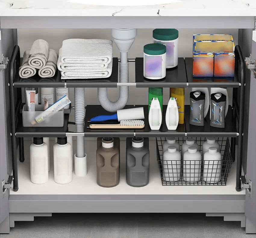rangement sous evier rempli produits tuyauterie