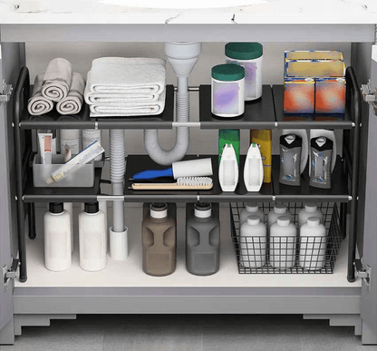 rangement sous evier rempli produits tuyauterie