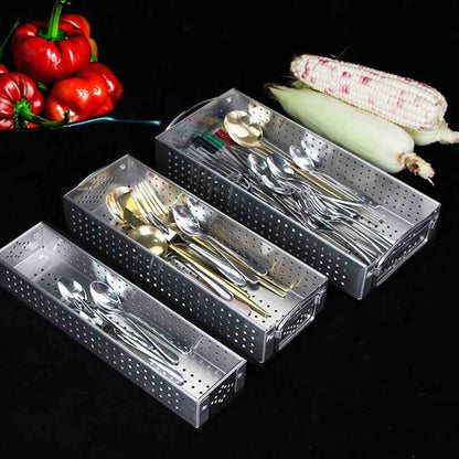 trois-grandeurs-range-couvert-sur-table-noire